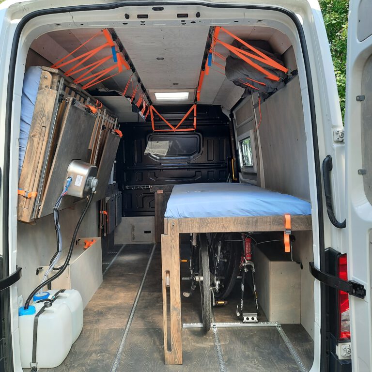 Hier ist ein multifunktionaler, vollständiger Campingausbau beim VW Crafter zu sehen, wo alle Einbauten klappbar, flexible und werkzeuglos herausnehmbar sind.