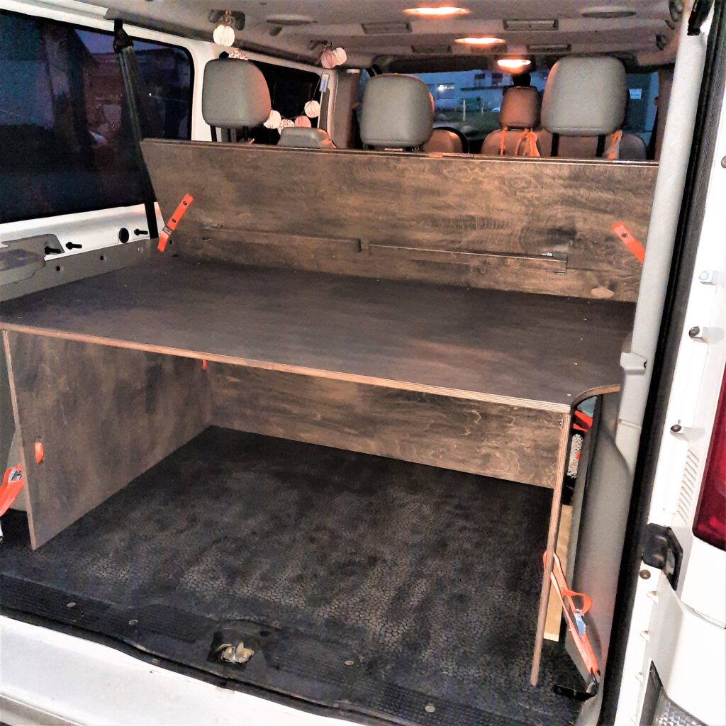 Hier wurde ein klappbares Doppelbett in einen Opel Vivaro eingebaut