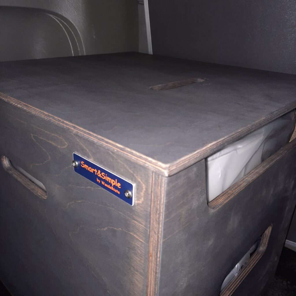 Dies ist ein Bild der selbstkonzipierten WC-Kiste aus Holz von der Firma Wandelkiste in Bredstedt. Sie passt für eine Thetford Porta Potti 335 HDK tragbare Toilette