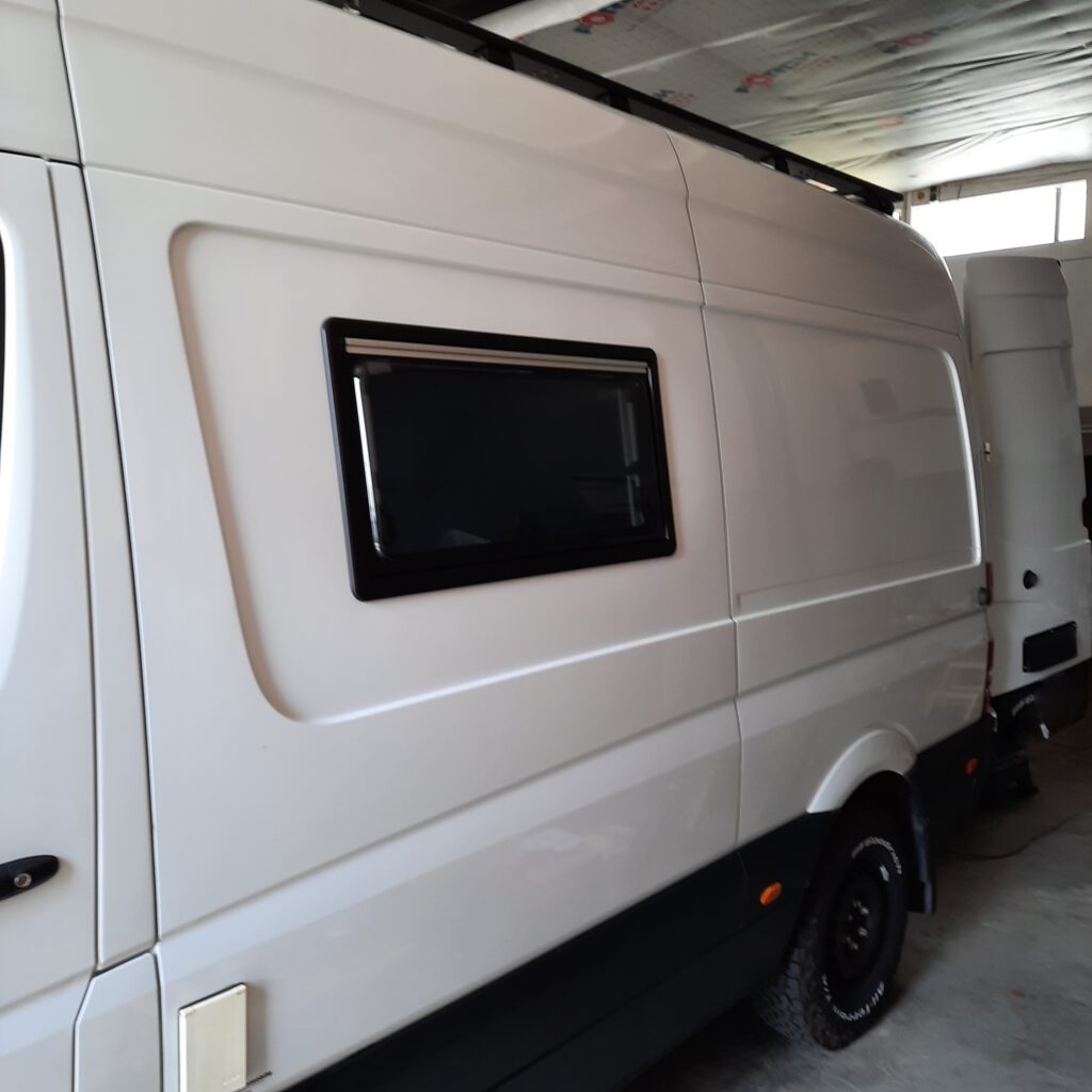 Ein nachträglich eingebautes Seitenfenster im VW Sprinter