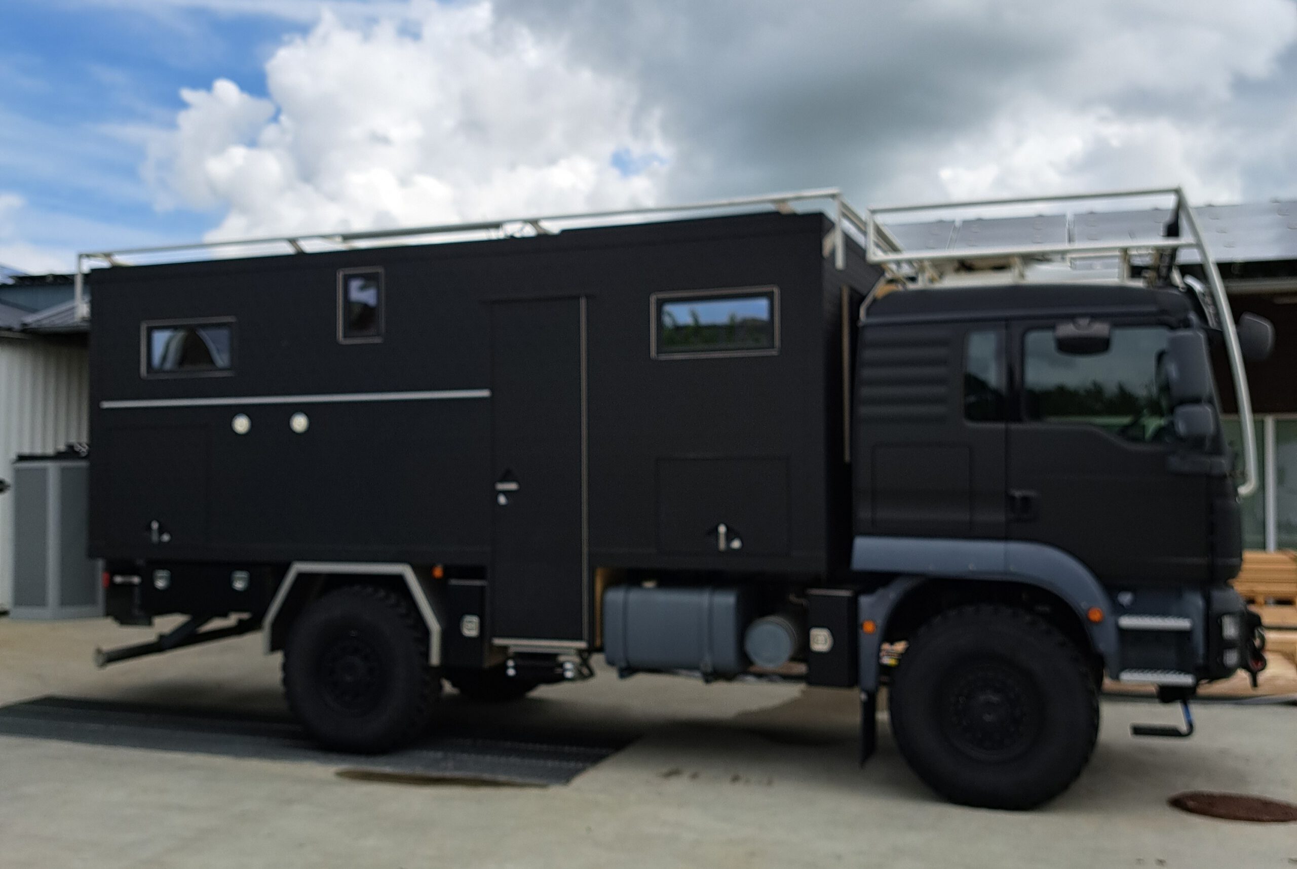 Expeditionsmobil mit Solarpanel