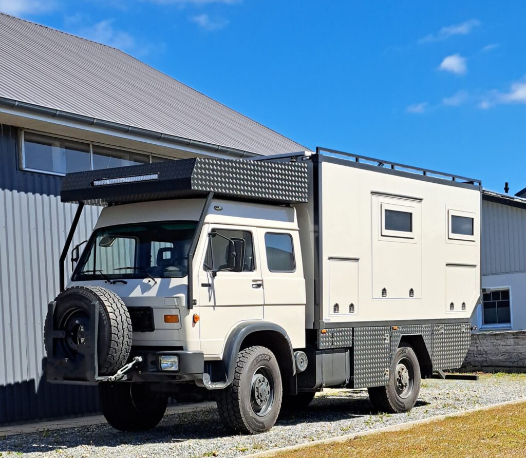Hier steht ein umgebauter MAN-9.150 LKW zum Expeditionsreisemobil vor der Halle von Firma Wandelkiste in Bredstedt