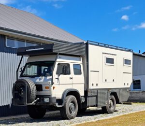 Hier steht ein umgebauter MAN-9.150 LKW zum Expeditionsreisemobil vor der Halle von Firma Wandelkiste in Bredstedt