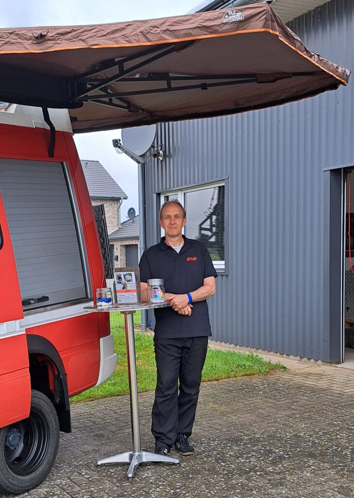 Foto vom Inhaber Claus Gosch von der Firma Claus Gosch Wandelkiste vor der Gewerbehalle in Bredstedt