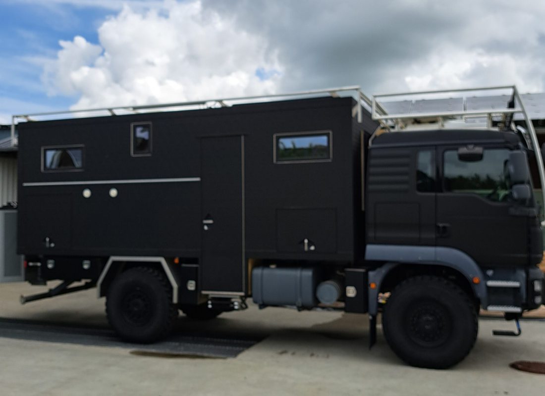 Expeditionsmobil mit Solarpanel