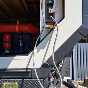 Hier ist eine Aussendusche in einem MAN 9.150 Expeditionsmobil zu sehen.