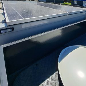 Hier ist eine Solaranlage mit ausklappbarer Sat-Schuessel auf einem Expeditionsmobil MAN 1.950 zu sehen.